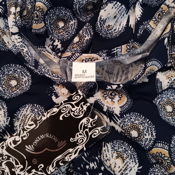 Jumpsuit Light weight, shoulder adjustable strap 65% Silk 35% polyester Size M. - Picture 2 of 13